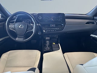 Lexus ES 300h 2.5 E-CVT Limited Edition S&V-hjul/Taklucka/Kamera – bild 8