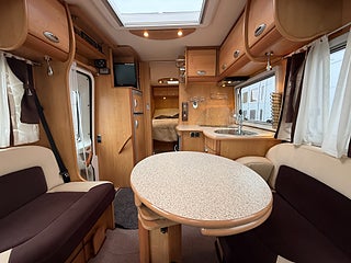 Husbil-integrerad Le Voyageur LX850 Mercedes (184HK AUT) Queensbed! ALDE! Hydrauliska stödben! 5 av 23