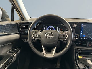 Lexus NX 450h+ Business Plus AWD Kamera Rattvärme Navi Elstolar – bild 9