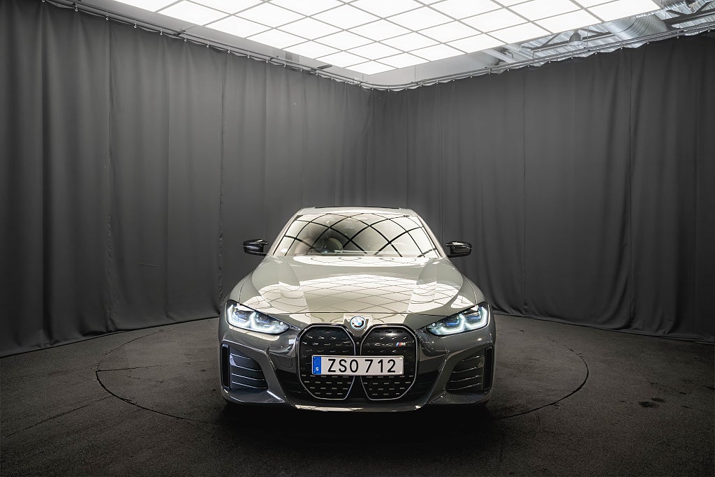 BMW i4 M50 xDrive SUPERCHARGED PANO 20' LASER KOLFIBER MOMS