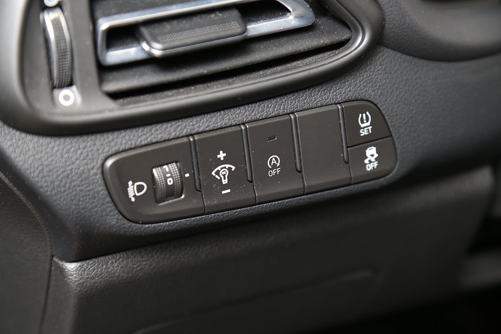 Hyundai i30 1,0 T-GDI 120hk MHEV Essential Aut 5d Kamera Drag 2022