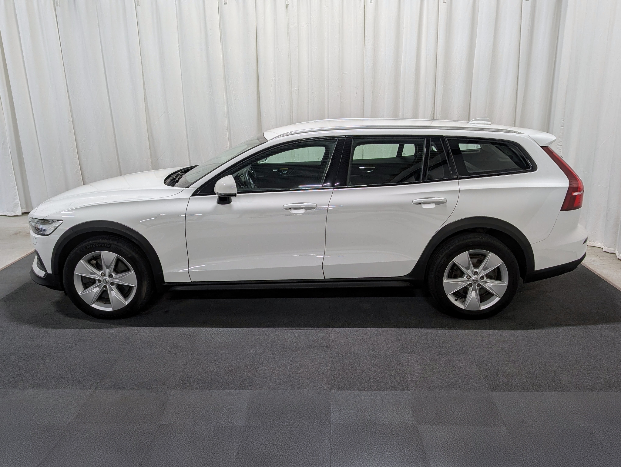 Volvo V60 Cross Country B4 AWD Momentum 2021, bild 2/10
