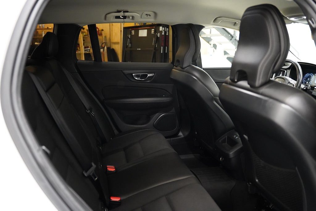 Volvo V60 Cross Country D4 AWD 190hk Momentum D-värm Drag VOC P-sens MOMS