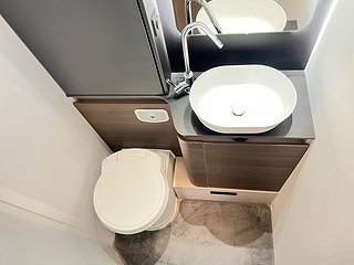 Husbil-halvintegrerad Adria Matrix Supreme 670 SL 17 av 25
