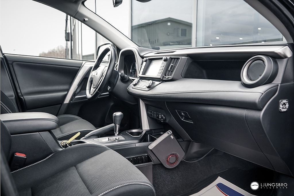 Toyota RAV4 Hybrid 2.5 AWD 197hk / Drag / B-Kamera