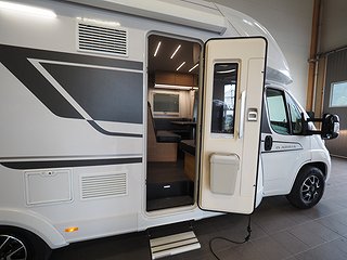 Husbil-halvintegrerad Adria Matrix 670 SL 5 av 23