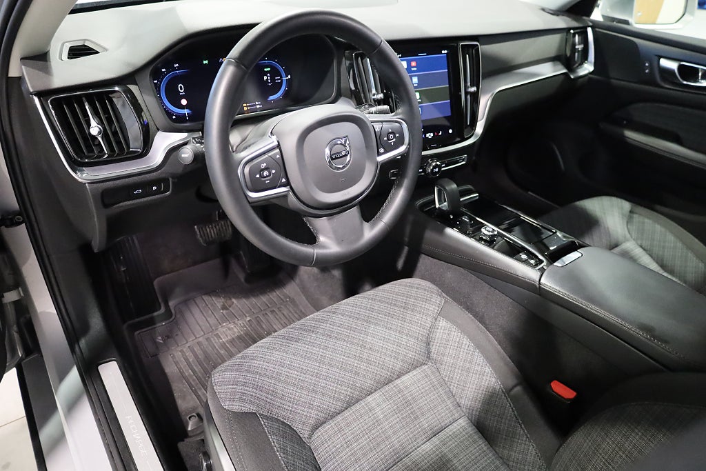 Volvo V60 Recharge T6 350hk AWD Core Edition Aut Drag Leasbar 2023