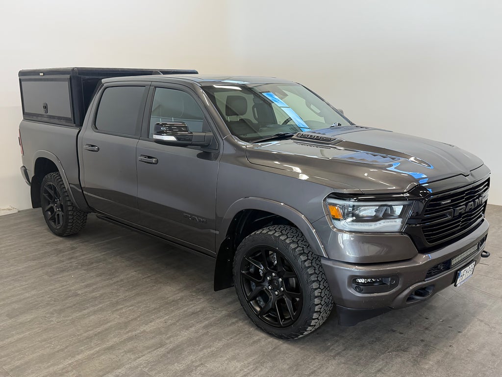 RAM 1500 1500 Laramie Night 5.7 4x4 BOX Släde Luft Pano