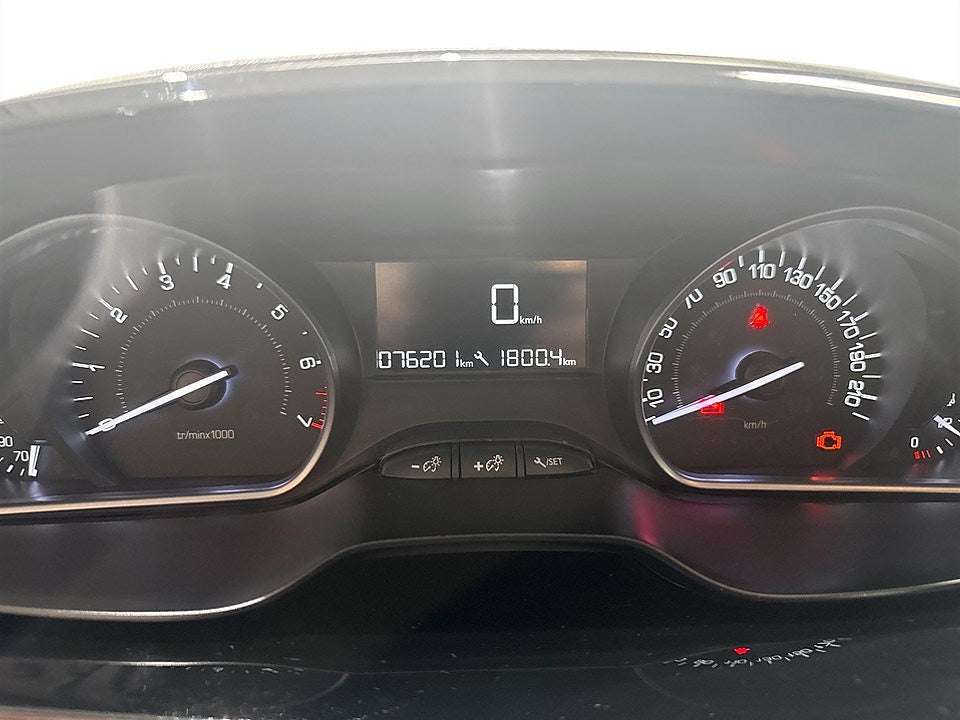 Bild på Peugeot 2008 Active 1.2 PT 110hk - FARTHÅLLARE, LÅG SKATT!