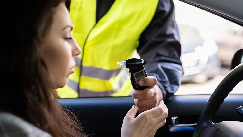 Kvinna gör utandningsprov för alkohol