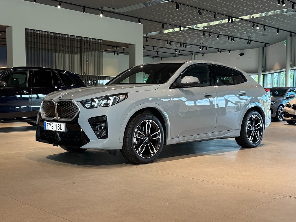 BMW iX2 xDrive30 M Sport D/A Plus Rattvärme Drag Tonade rutor 