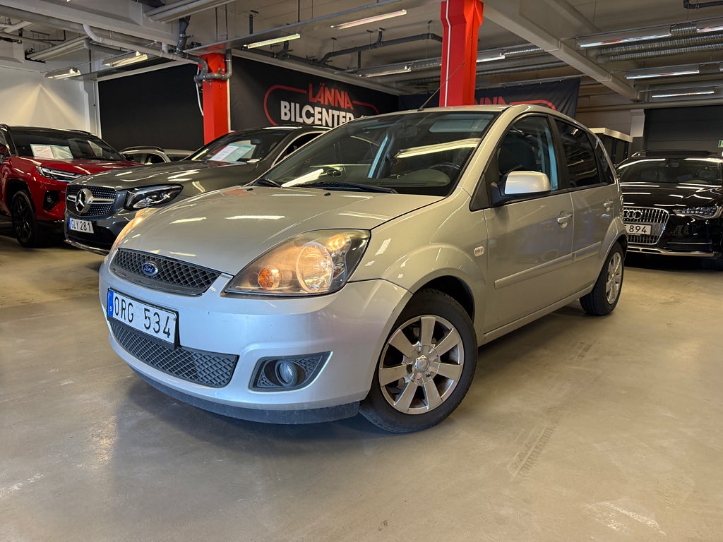 Ford Fiesta 5-dörrar 1.4 Automat Nybesiktad Kamrem bytt Låg års SoV