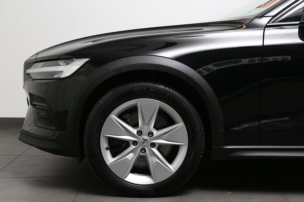 Volvo V60 Cross Country B4 Diesel 197hk Momentum AWD Aut Kamera VOC