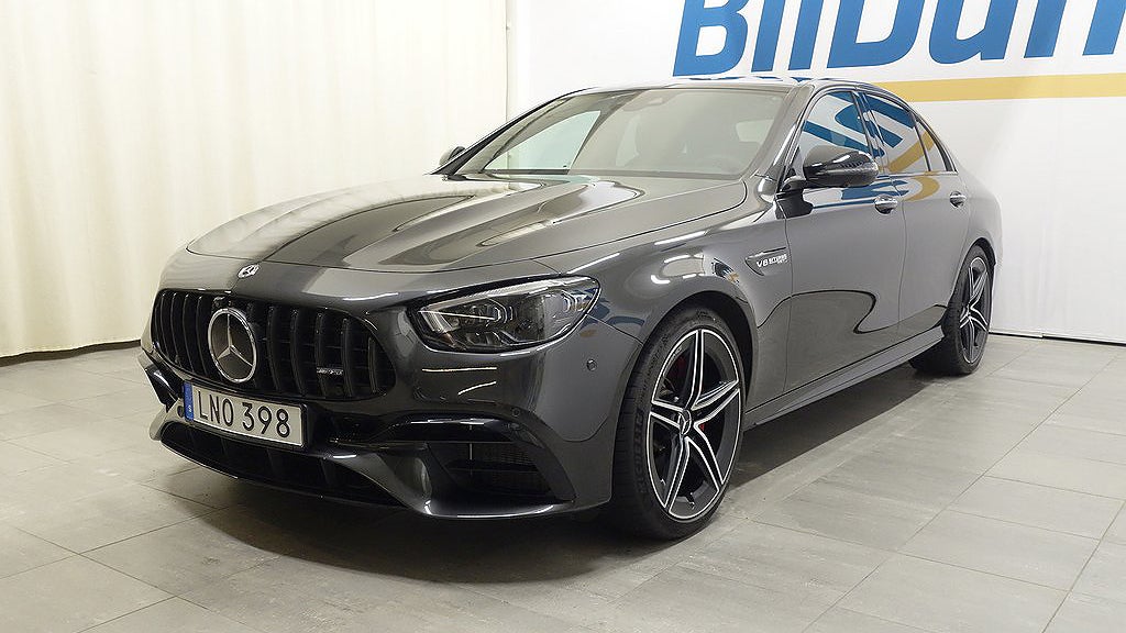 Mercedes har en V8-motor som genererar 612 hästkrafter. 