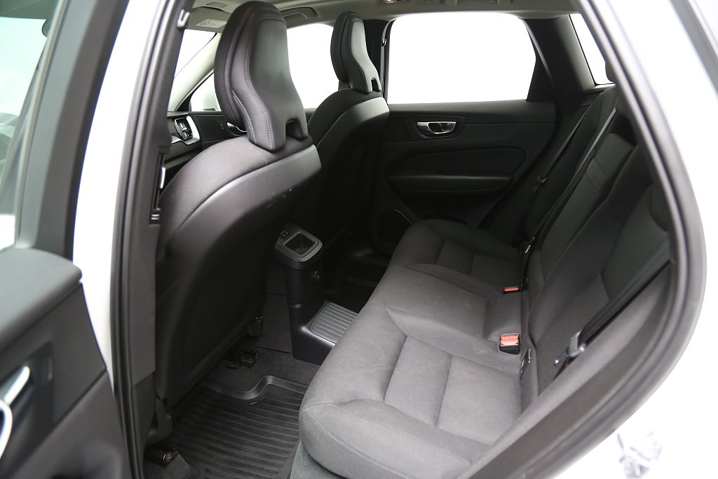 Volvo XC60 Recharge T6 340hk AWD Momentum Pano Drag Leasbar 2021