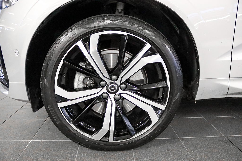 Volvo XC60 Recharge T8 AWD R-Design H/K Pano Värmare Drag