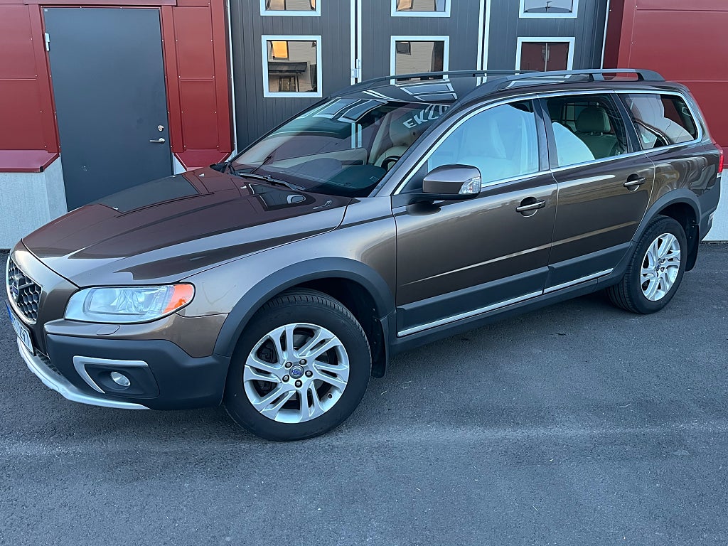 Volvo XC70 D5 AWD Geartronic Summum 215hk Skinn Navi Värmare