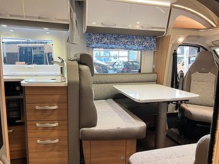 Husbil-halvintegrerad Adria Matrix Supreme 700 SL 11 av 40