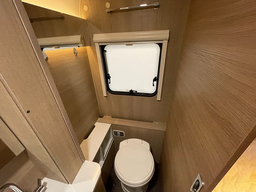 Adria Adora 572 UT /ALDE/Långbäddar/Markis/Badrum bak - Adria