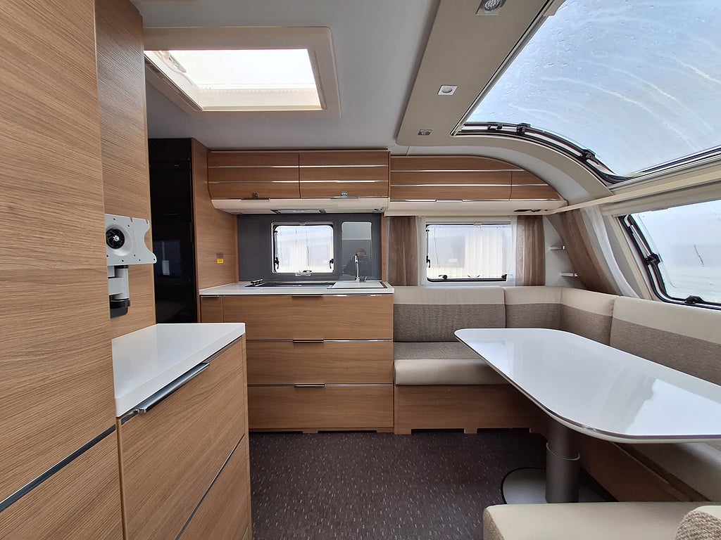 Adria Adora 613 UT Queenbädd