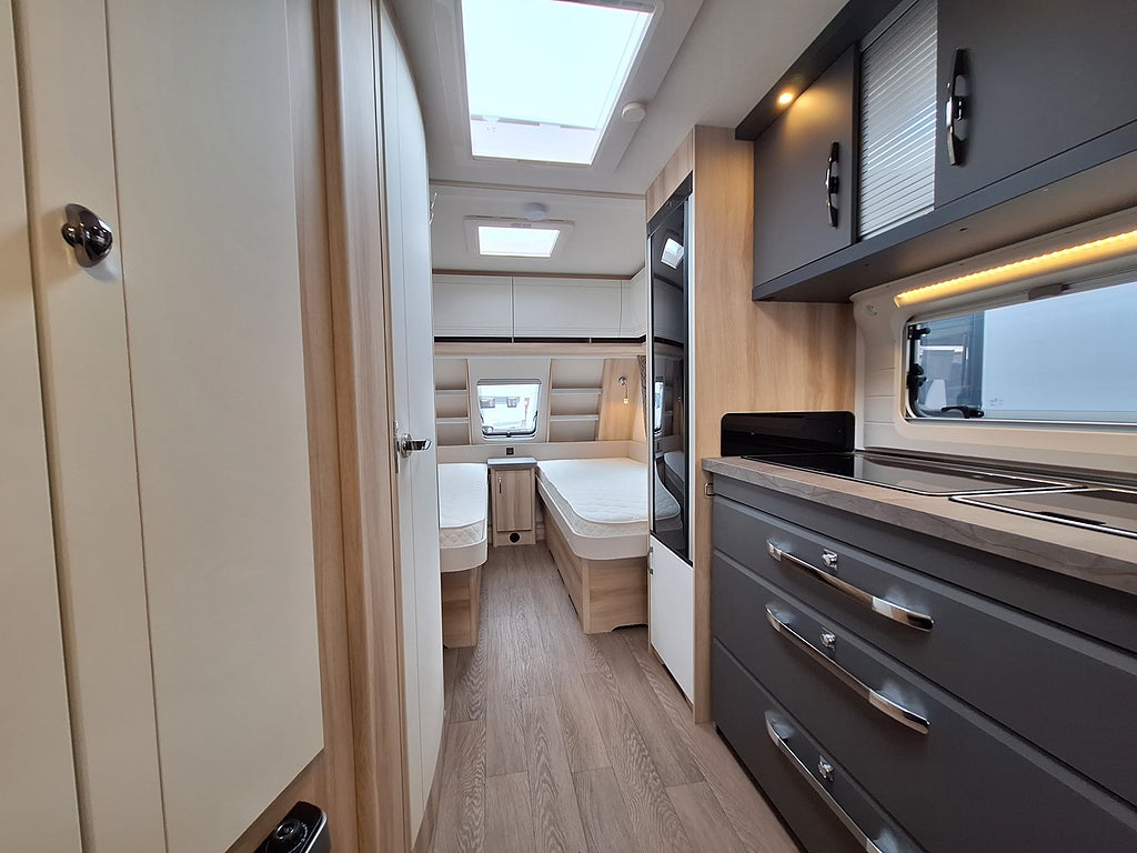 Hobby De Luxe 495 UL Långbädd, Mover, Boxmarkis