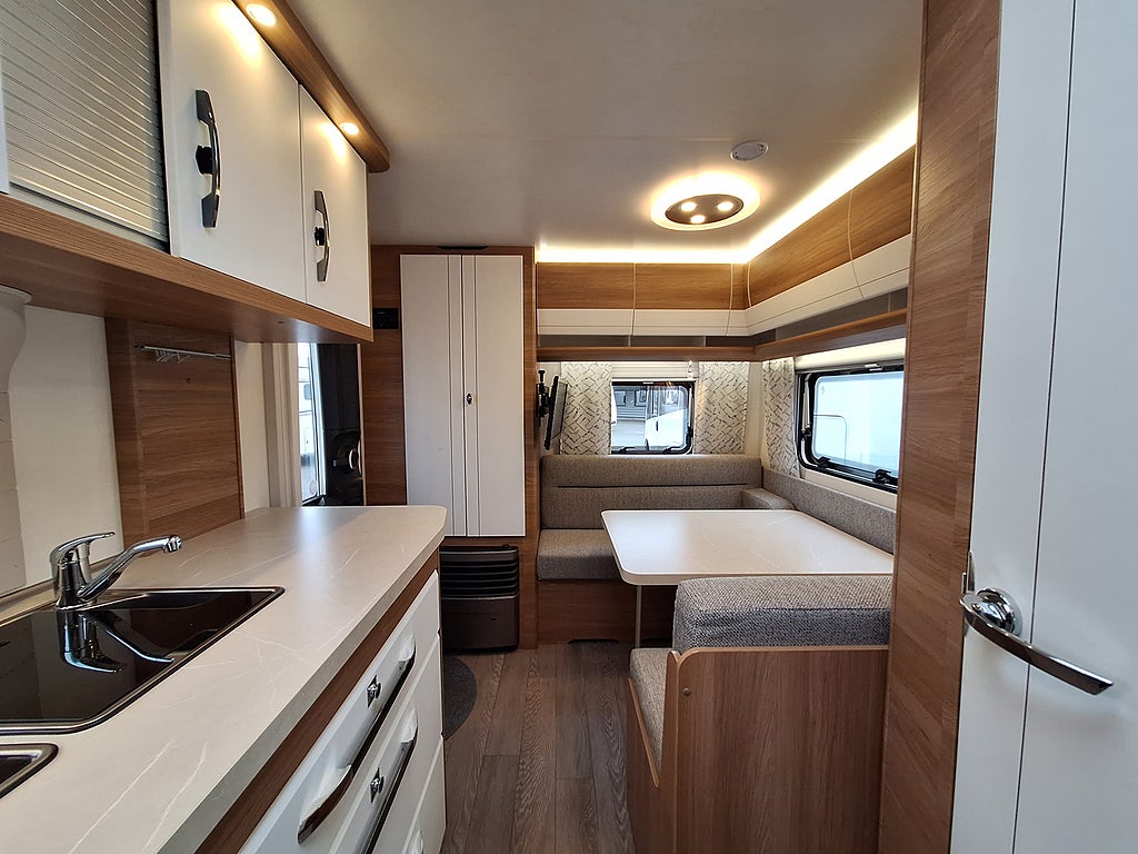 Hobby De Luxe 440 SFe Dubbelbädd, Boxmarkis