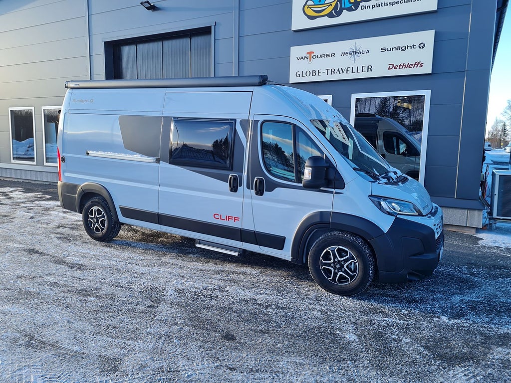 Sunlight Cliff 602 Adventure Automat, långbäddar, dieselvärme, pastellack