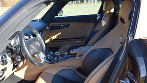 Mercedes-Benz SLS AMG Roadster användes som tjänstebil av Mercedes finanschef. Foto: Bilweb Auctions