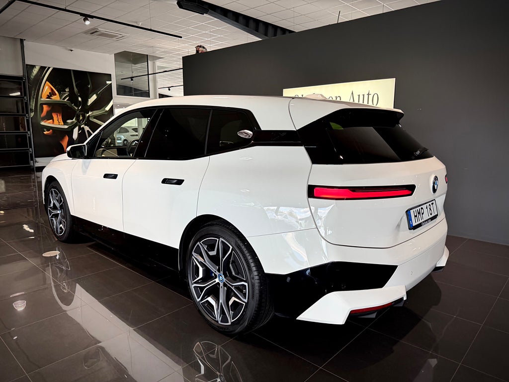 BMW iX xDrive40 Comfort Sport line 326 hk - bild 3