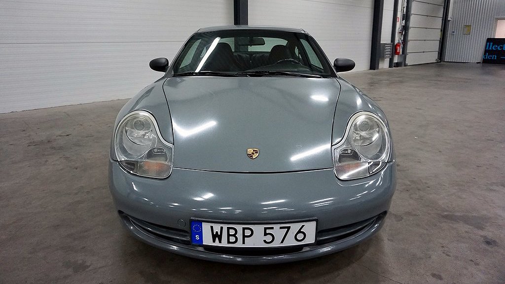 Den här Porsche 911 från 996-generationen importerades från Storbritannien år 2004. 