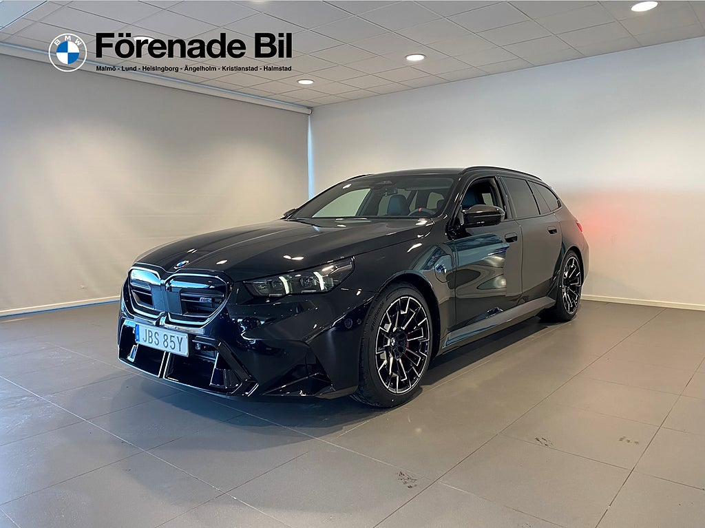 BMW M5 Touring Panorma HUD Bowers & Wilkins Rattvärme Drag 