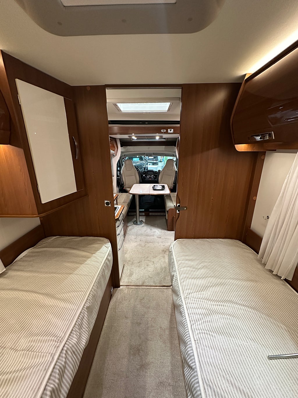 Rapido 7065 F Automat Alde taksäng Låga sängar toa bak thumbnail