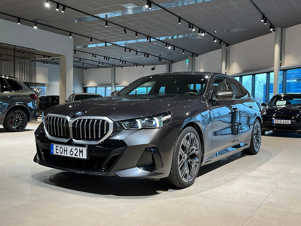 BMW 530e xDrive Sedan M Sport B/W Komfortöppning Sportstolar 