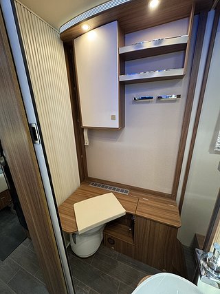 Husbil-integrerad Eura Mobil Integra Line 725 QB 150HK 12 av 23