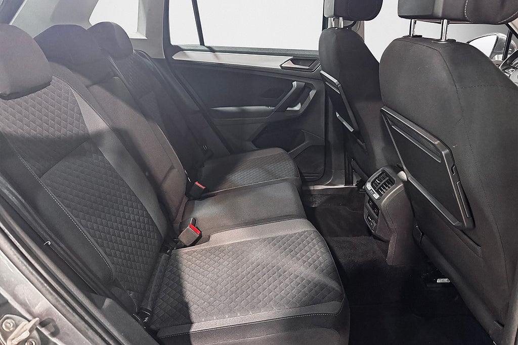 Volkswagen Tiguan TSI 150hk DSG 4M R-Line | Drag | Värmare | Kamera | 2018