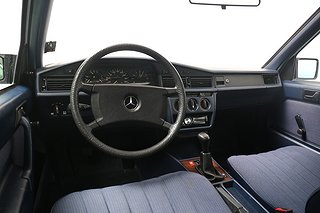 Sedan Mercedes-Benz 190 9 av 16