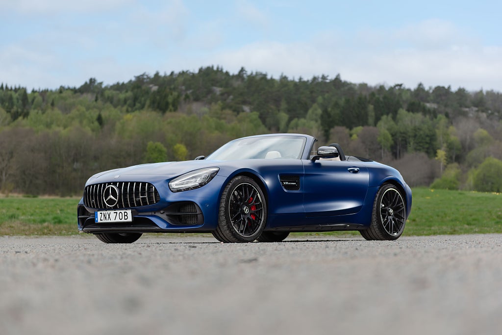 Mercedes-Benz AMG GT AMG GTC Cab,  Magnoblå med beige inredning.