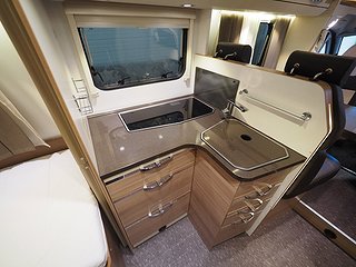 Husbil-halvintegrerad Adria Coral S 670 SLT 12 av 20
