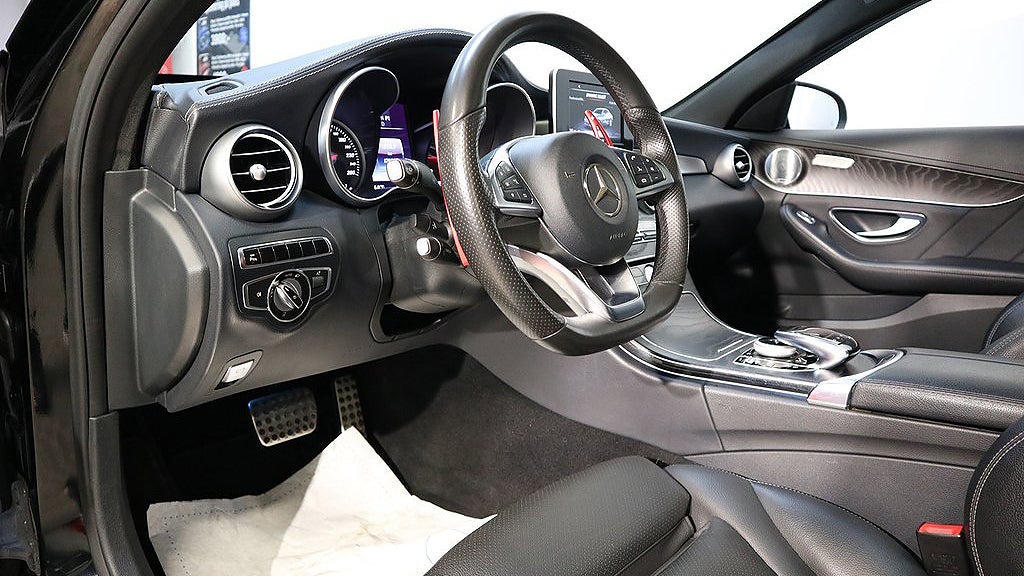 Den här Mercedes Benz C-klass 250d är mycket påkostad. 