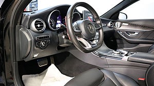 Den här Mercedes Benz C-klass 250d är mycket påkostad. 