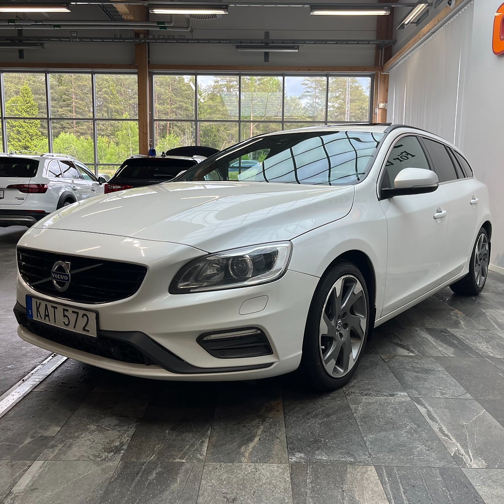 Volvo V60 D4 AWD R-Design Värmare Glastaklucka Drag Kamrem bytt!