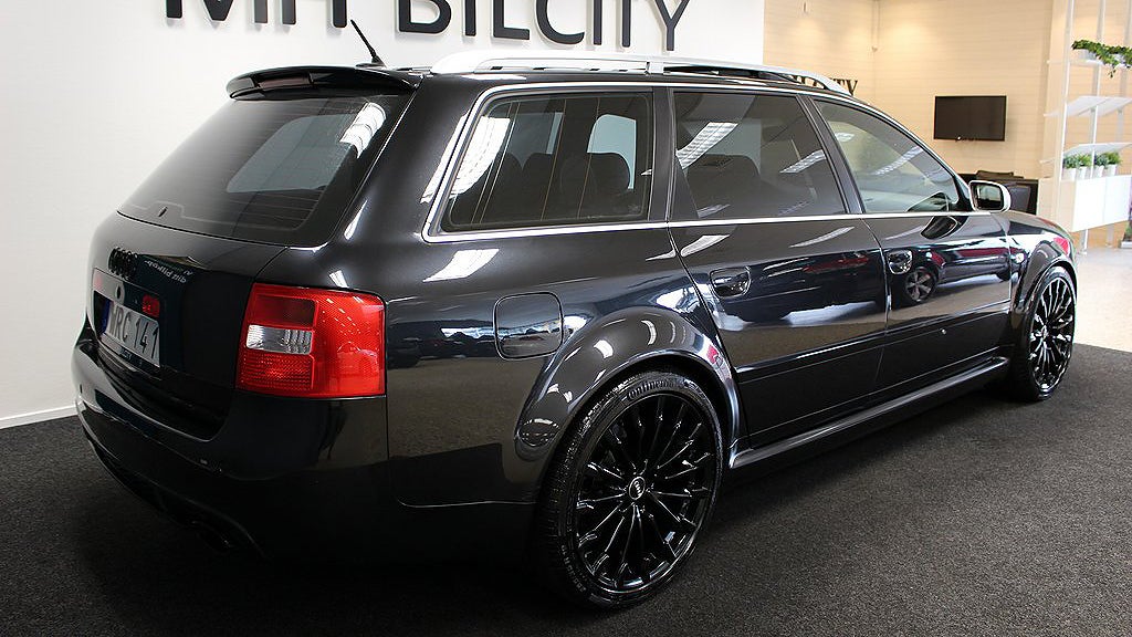 Audi RS6 är utrustad med Black Edition paket. 