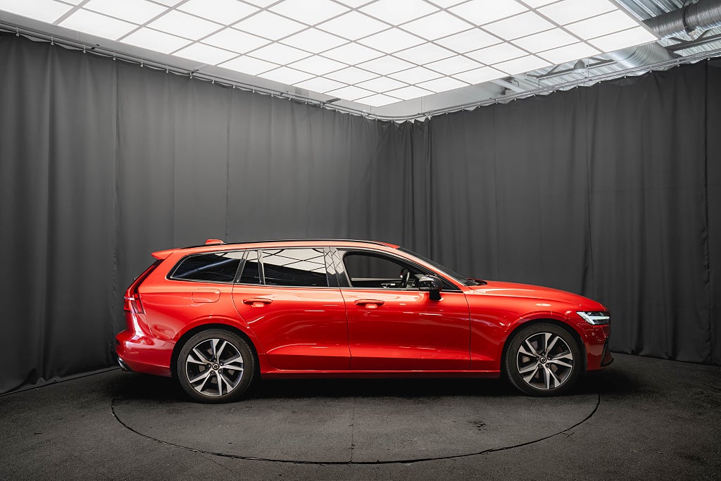 Volvo V60 T8 Recharge AWD R-Design DRAG LÄDER 360 H/K HUD El-Stol