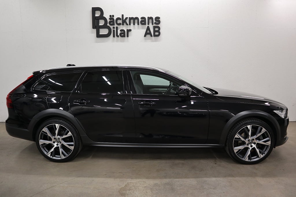 Volvo V90 Cross Country B4 AWD Aut Skinn Drag Värmare Navi Kamera 21" LM 