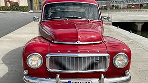 Volvon stod i en torr-lada i 35 år innan den totalrenoverades. Foto: Bilweb Auctions