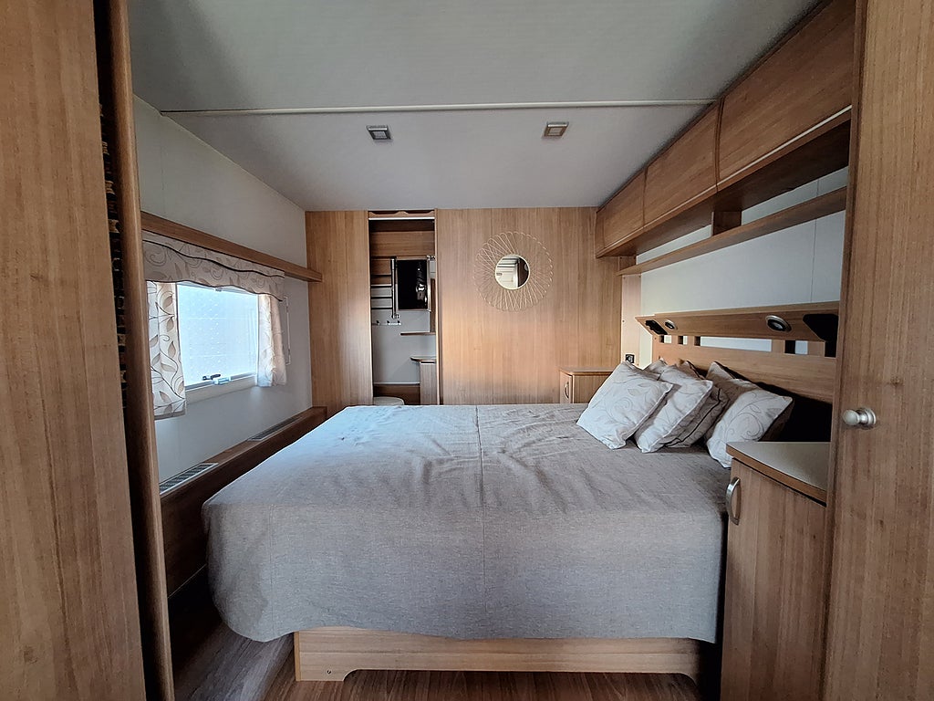 Polar Svit 680 TR TDS Queenbädd, Dusch, AC-2024, Nytt Tält
