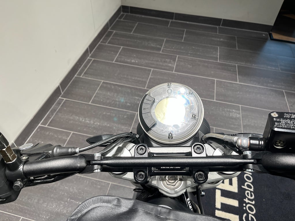 Husqvarna Svartpilen 401/Tankväska/Akrapovic/24mån Räntefritt