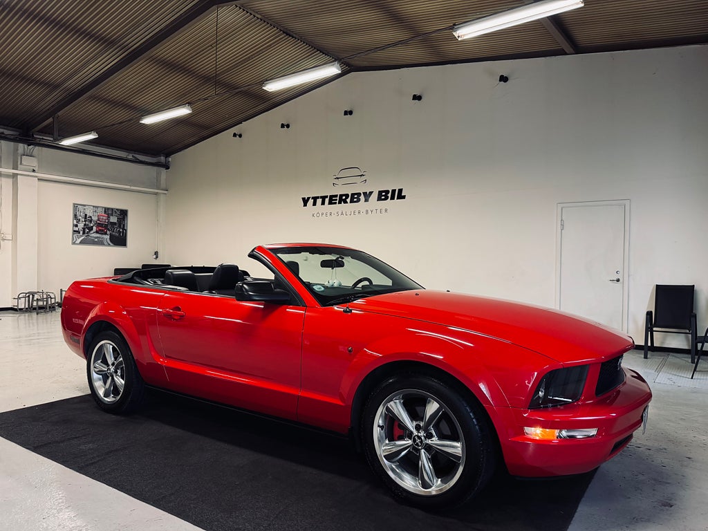 Ford Mustang V6 Convertible Manuell Låga mil! Sportavgassystem