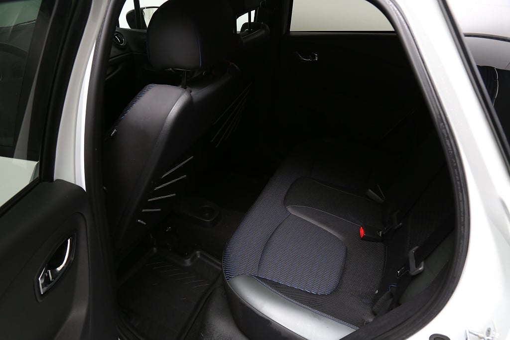 Renault Captur 1,2 TCe BOSE Navi Aut Navi "En Svensk Klassiker" Drag 2017