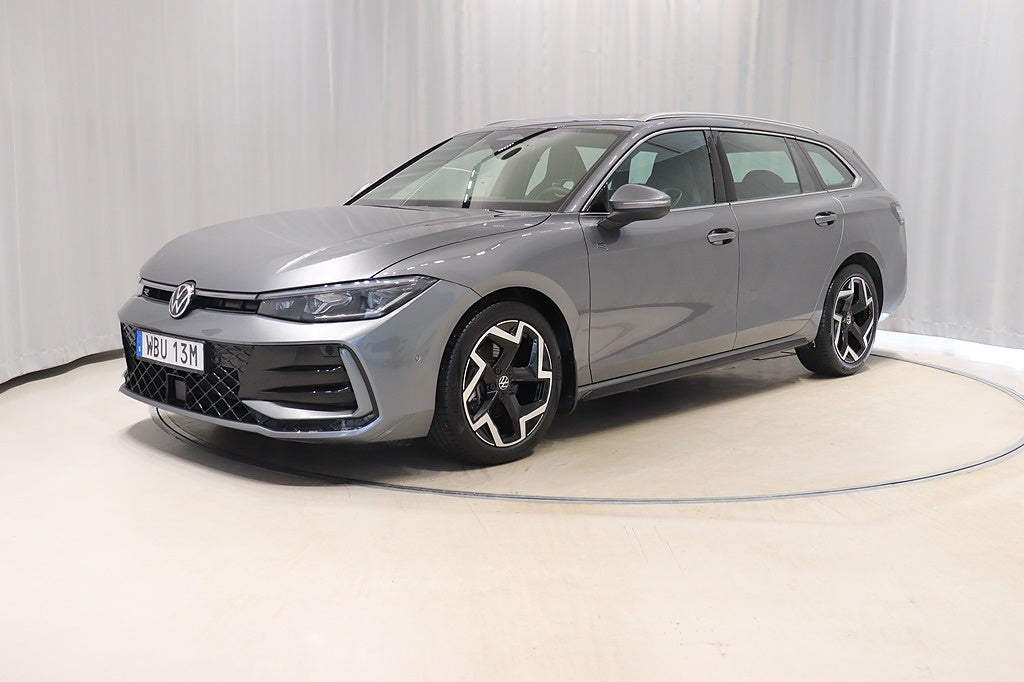 Volkswagen Passat R-Line 1.5 eTSI 150hk Drag Värmare Nav Kamera 2025